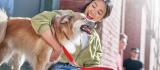 Persona sentada con perro