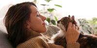 una mujer con un gato