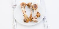 plato blanco con huesos de pollo