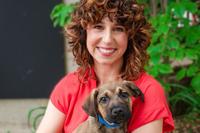 Dra. Annie Valuska, PhD sosteniendo a su cachorro