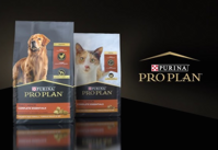 dos bolsas de alimento seco Pro Plan para mascotas sobre fondo negro con el logo de Pro Plan
