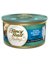 Mix Fancy Feast de pescado blanco marino con zanahorias y espinaca en una cremosa salsa bechamel