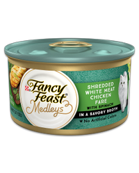 Alimento húmedo para gatos de pechuga de pollo Medleys en tiras con un sabroso caldo de espinaca de Fancy Feast®