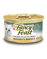 Alimento húmedo <i>gourmet</i> para gatos Bocados marinados de Fancy Feast® sabor a pollo en salsa preparada con jugo de cocción