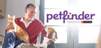 hombre acariciando a un perro con el logo de Petfinder