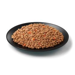 Purina Pro Plan Complete Essentials comida húmeda para perros sin granos de pollo y zanahorias en un plato