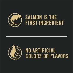 Etiqueta del paquete de alimento para perros que resalta “El salmón es el primer ingrediente” y “Sin sabores artificiales”