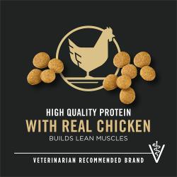 Etiqueta del paquete de alimento para perros que destaca “Proteína de alta calidad” y “Marca recomendada por veterinarios”