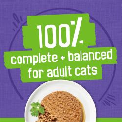 Etiqueta del paquete de alimento para gatos que destaca que es 100 % completo y equilibrado para gatos adultos.