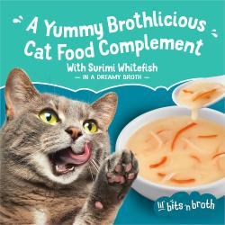 Gato lamiéndose la pata con el texto: "Un complemento de alimento para gatos delicioso y lleno de caldo. Con surimi y pescado blanco en un caldo de ensueño."