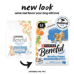 Dos bolsas muestran la versión anterior y la nueva del empaque del alimento seco Purina Beneful Healthy Puppy. El texto dice “Nueva imagen, el mismo sabor real que a tu perro le encantará. El empaque puede variar”.