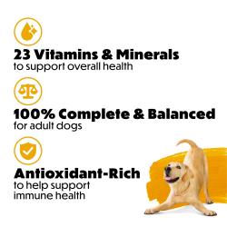 Un labrador amarillo se inclina de manera juguetona sobre un fondo blanco y amarillo en la esquina inferior derecha. Junto al perro hay un texto con viñetas que dice “23 vitaminas y minerales para apoyar la salud general, 100 % completo y balanceado para perros adultos, rico en antioxidantes para ayudar a apoyar la salud inmunológica”.