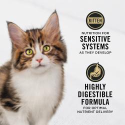 Etiqueta del empaque de alimento para gatos que destaca la nutrición para sistemas sensibles y una fórmula altamente digestible
