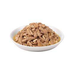 Alimento húmedo para gatos Purina Pro Plan Control de Peso en un tazón