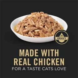 Etiqueta del empaque de alimento para gatos que destaca elaborado con pollo real