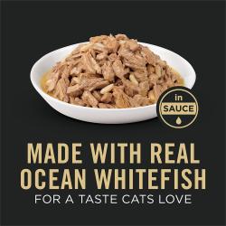 Etiqueta del empaque de alimento para gatos que destaca elaborado con pescado blanco del océano real