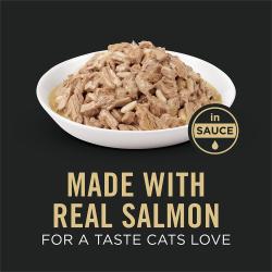 Etiqueta del empaque de alimento para gatos que destaca hecho con salmón real