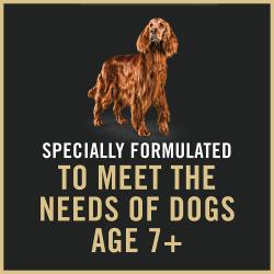 Etiqueta del envase de alimento para perros que destaca que está especialmente formulado para perros adultos mayores de 7 años.