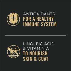 Etiqueta del empaque del alimento para gatos que destaca antioxidantes y vitamina A para nutrir la piel y el pelaje.