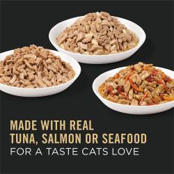 Etiqueta del empaque del alimento para gatos que destaca que este producto está hecho con atún, salmón y mariscos reales.