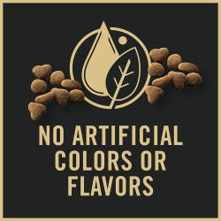 Etiqueta del paquete de comida para gatos que destaca que no contiene colores ni sabores artificiales.