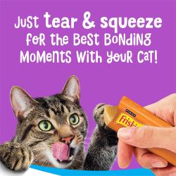 Solo abre y aprieta los premios para gatos Friskies lil Lickables para comenzar momentos de conexión con tu gato.