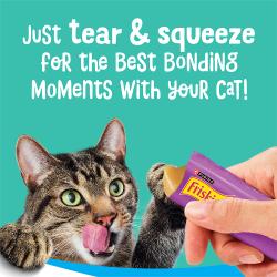 Solo abre y aprieta los premios para gatos Friskies lil Lickables para comenzar momentos de conexión con tu gato.