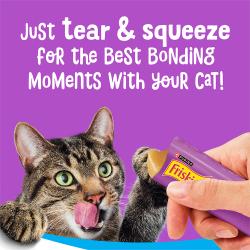 Solo abre y aprieta los premios para gatos Friskies lil Lickables para comenzar momentos de conexión con tu gato.