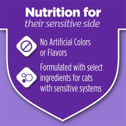 Un escudo morado muestra un texto que dice "nutrición para su lado sensible. Sin colores ni sabores artificiales. Formulado con ingredientes selectos para gatos con sistemas sensibles." Iconos junto al texto muestran un signo de prohibición y moléculas en forma de panal.