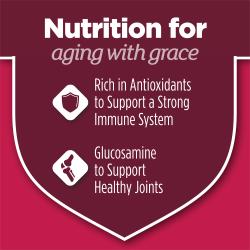 Un escudo color marrón muestra un texto que dice "nutrición para envejecer con gracia. Rico en antioxidantes para apoyar un sistema inmunológico fuerte. Glucosamina para apoyar articulaciones saludables." Iconos junto a los atributos muestran un escudo y huesos conectándose a una articulación.