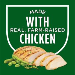 Un escudo se encuentra sobre un fondo verde con texto que dice “hecho con pollo real, criado en granja”. Una foto de pechuga de pollo en rebanadas con hierbas y vainas de soya se encuentra debajo del escudo