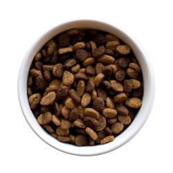 Comida seca para gatos Pro Plan LiveClear que reduce alérgenos en un tazón.