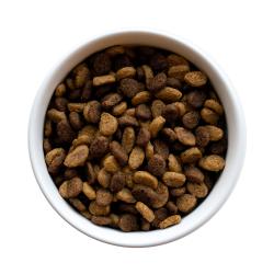 Alimento seco para gatos Pro Plan LiveClear reductor de alérgenos en un tazón.