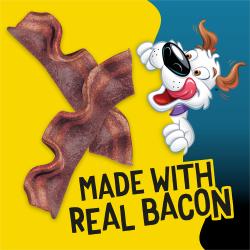 Dos golosinas para perros con sabor a tocino y pechuga de res Beggin' Bacon, con un perro de dibujos animados lamiendose los labios y el texto: Hecho con tocino real.