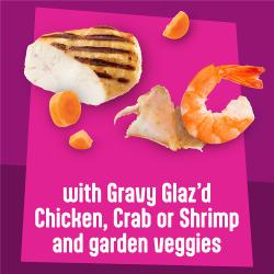 El paquete variado de alimento húmedo para gatos Friskies Glazed and Infuzed está elaborado con pollo, cangrejo o camarón glaseados en salsa y vegetales de jardín.