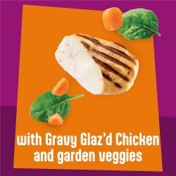 El alimento húmedo para gatos Friskies Glazed and Infuzed está elaborado con pollo glaseado en salsa y vegetales de jardín.
