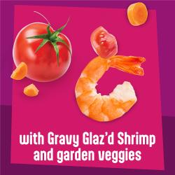 El alimento húmedo para gatos Friskies Glazed and Infuzed está elaborado con camarones glaseados en salsa y vegetales de jardín.