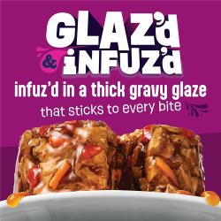 El alimento húmedo para gatos Friskies Glazed and Infuzed está cubierto con una salsa espesa que se adhiere a cada bocado.