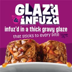 El alimento húmedo para gatos Friskies Glazed and Infuzed está cubierto con una salsa espesa que se adhiere a cada bocado.
