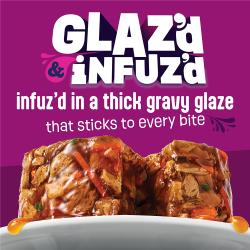 El alimento húmedo para gatos Friskies Glazed and Infuzed está cubierto con una salsa espesa que se adhiere a cada bocado.