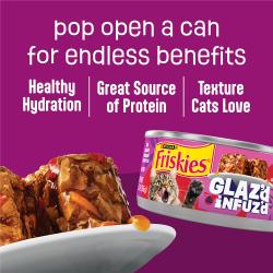 El alimento húmedo para gatos Friskies Glazed and Infuzed ayuda con la hidratación, es una gran fuente de proteína y tiene una textura que a los gatos les encanta.