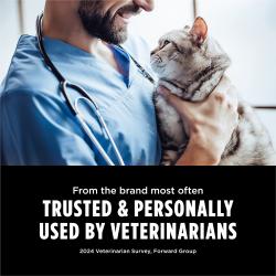 Un veterinario sosteniendo a un gato con el texto que dice: La arena para gatos Tidy Cats es confiable y utilizada personalmente por veterinarios.