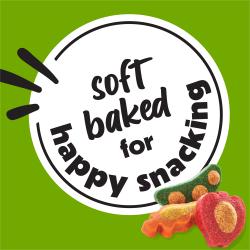 Beneful Baked Delights Snackers galletas para perros en forma de manzana, zanahoria y vaina de guisante con el texto: horneadas suavemente para un bocadillo feliz.