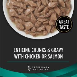 Alimento húmedo para gatos con trozos y salsa elaborado con pollo o salmón.