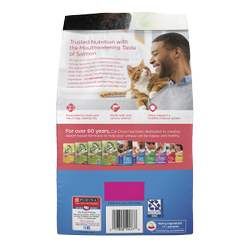 Parte de atrás de la bolsa de alimento para gatos Cat Chow fórmula completa con carne real de salmón