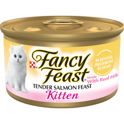 Frente del paquete del alimento húmedo para gatitos Fancy Feast Gatitos paté clásico de festín de salmón tierno