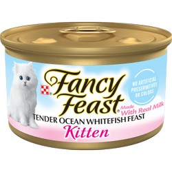 Frente de paquete del alimento húmedo para gatitos Fancy Feast Gatito paté clásico de festín de pescado blanco marino tierno
