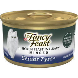 Frente del paquete de Fancy Feast sabor festín de pollo picado en salsa preparada con jugo de cocción para gatos sénior 7+
