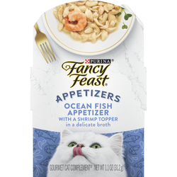 Aperitivo de pescado marino con camarones en caldo sofisticado