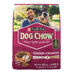 Dog Chow tierno y crujiente con sabor a cordero y pavo real comida seca para perros adultos frente del paquete